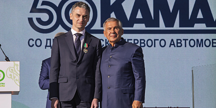 Раис Татарстана вручил камазовцам государственные награды на юбилее города