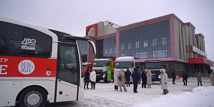 «КАМАЗ» подарил автобус театру «Мастеровые»